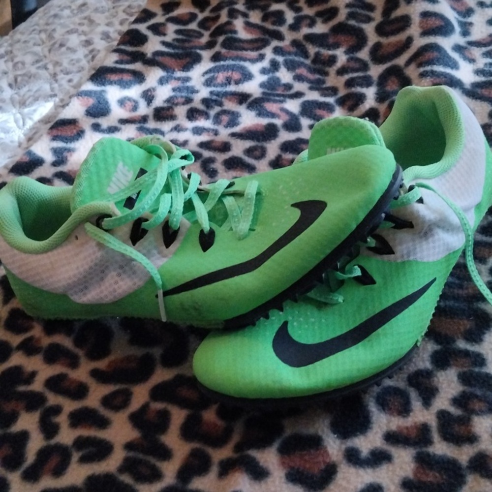 Track shoes